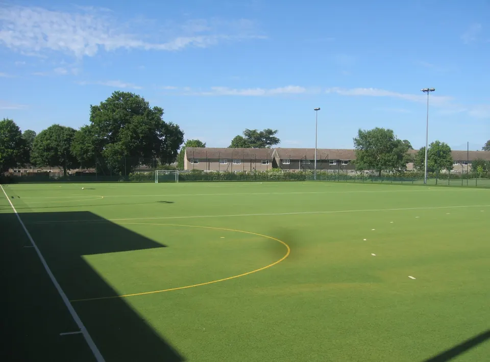 Campo sportivo completo in erba sintetica con segnaletica bianca