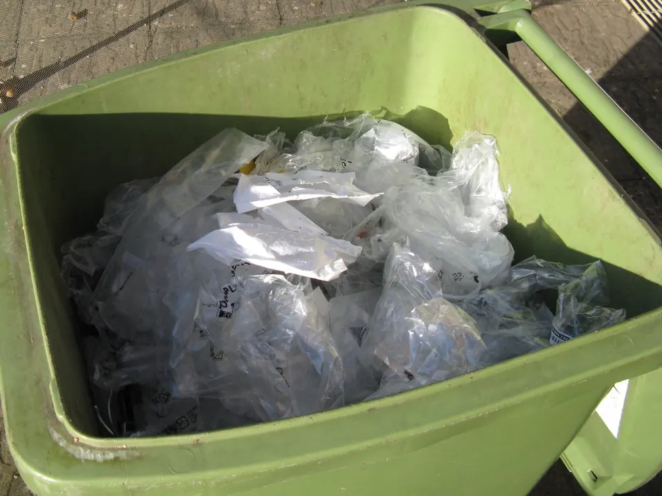 Discarica aperta con rifiuti depositati