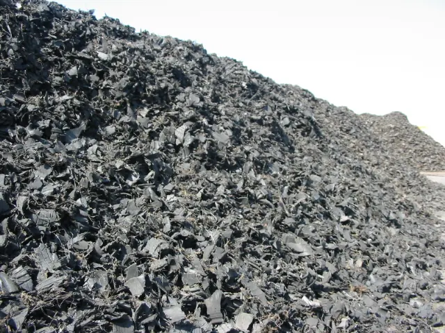 Pila de partículas de caucho negro triturado