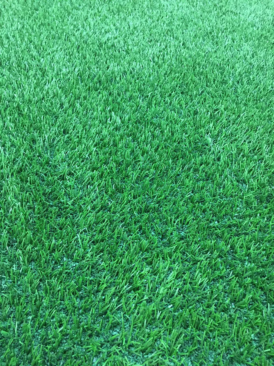 Primer plano del hilo y la textura de la superficie de césped artificial verde